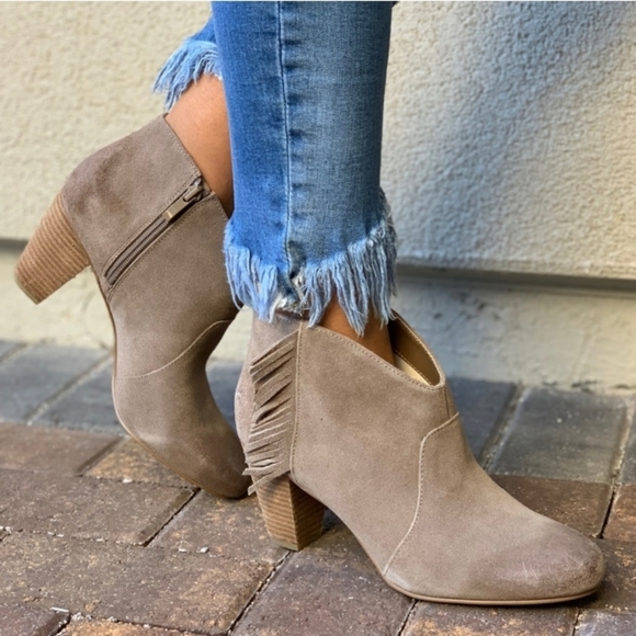Tahari Camila Booties Suede Tan Beige Fringe Western 8 EUC - Picture 1 of 14